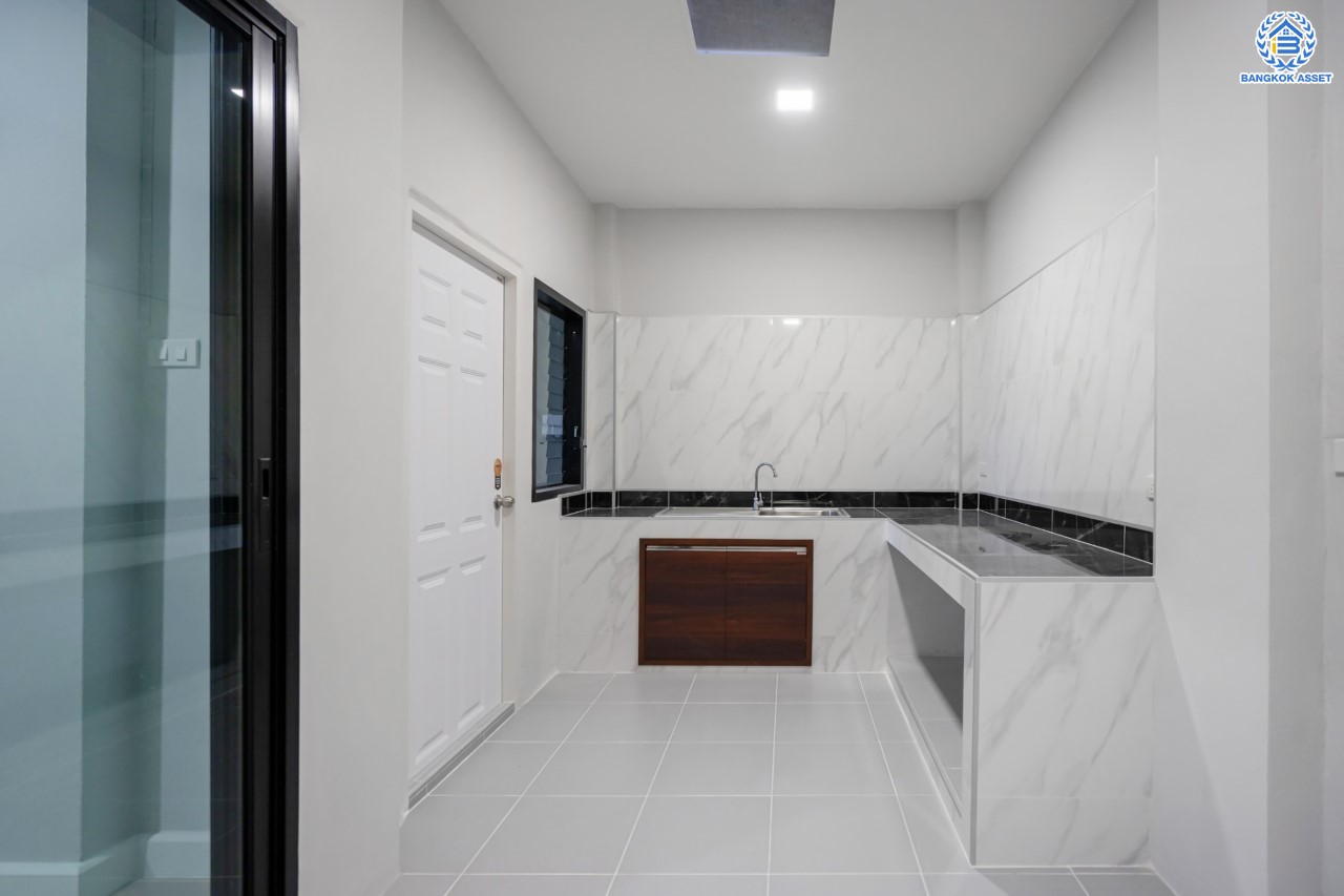 บ้านมือสองตกแต่งใหม่ แบรนด์ Property Perfect ม.มณีรินทร์ รัตนาธิเบศร์-ท่าอิฐ เนื้อที่ 54 ตร.ว. ฟังก์ชัน 3 ห้องนอน 2 ห้องน้ำ 2 ห้องอเนกประสงค์ พร้อมจอดรถได้ 2 คัน บนทำเลศักยภาพ ใกล้ทางด่วน "งามวงศ์วาน" และเพียง 10 นาที ถึงรถไฟฟ้า "สถานีบางรักน้อยท่าอิฐ"...